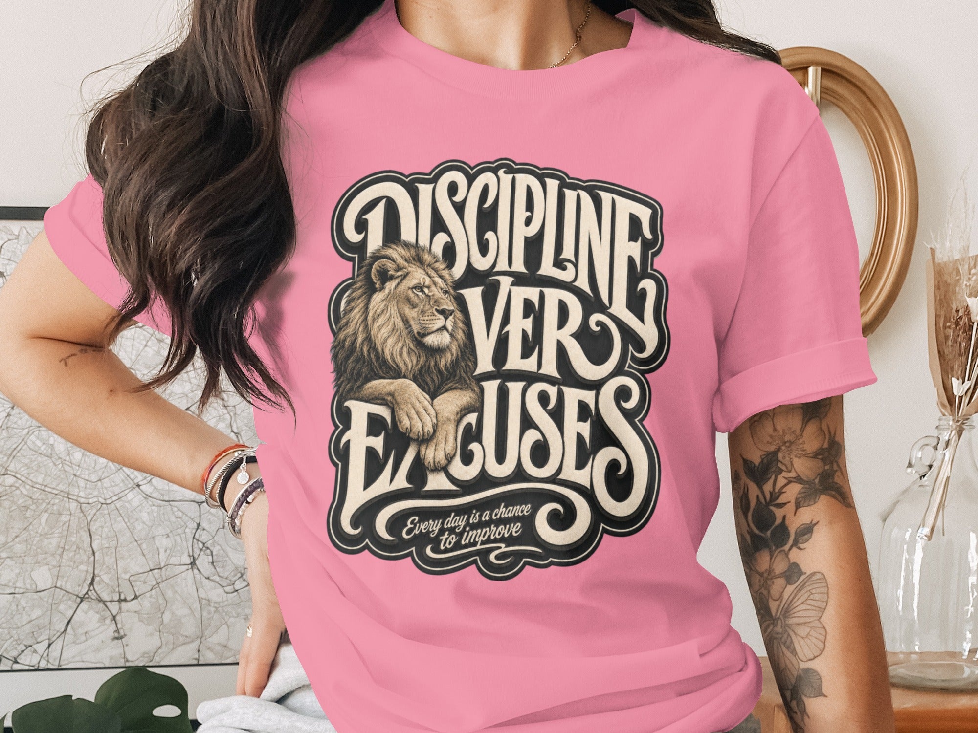 Pink t-shirt with lion and text "DISCIPLINE VERS EXCUSES"